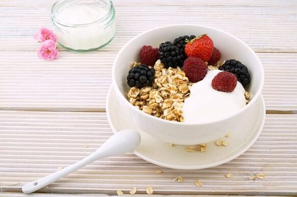 Oatmeal with berries for lazy eaters